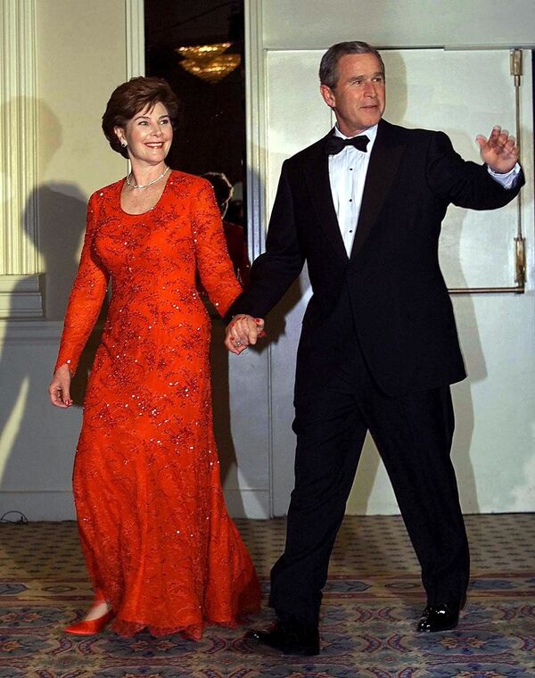 ジョージ・ブッシュは2000年に大統領に就任した。4年後の大統領選挙で上院議員の民主党の大統領候補ジョン・ケリー氏に勝ち、再選した。 - Sputnik 日本