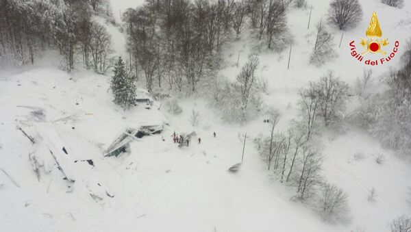 イタリア中部山岳地帯で雪崩がホテルを直撃　犠牲者21人に - Sputnik 日本