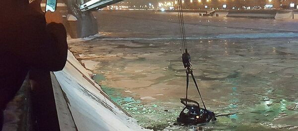 見捨てられない！　凍れる川に落下の事故車内から警官が女性を救出 - Sputnik 日本