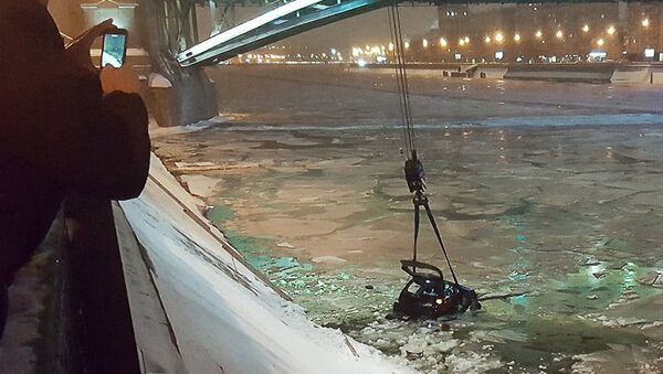 見捨てられない！　凍れる川に落下の事故車内から警官が女性を救出 - Sputnik 日本