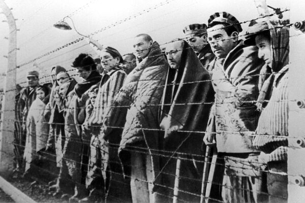1945年1月、赤軍の部隊によって解放されたアウシュビッツ強制収容所の囚人たち - Sputnik 日本