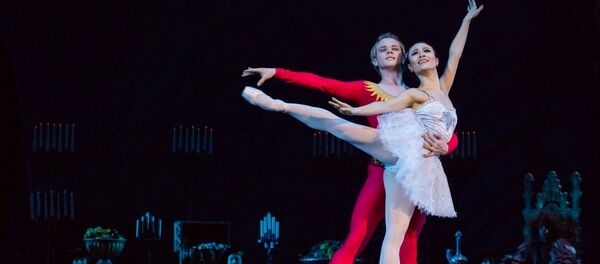 ロシア人ダンサーのエゴール・モトゥゾフさんと日本人ダンサーの小池沙織さん ロシア人ダンサーのエゴール・モトゥゾフさんと日本人ダンサーの小池沙織さん - Sputnik 日本