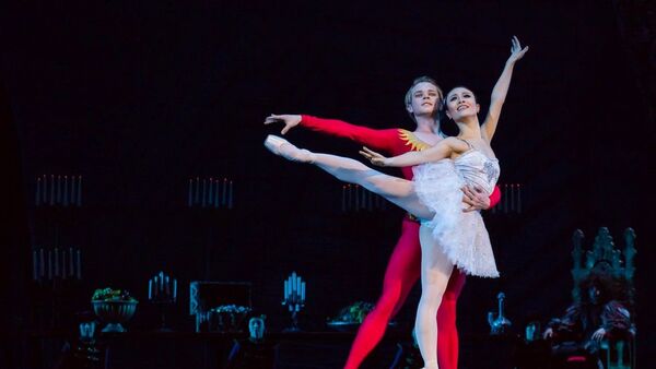 ロシア人ダンサーのエゴール・モトゥゾフさんと日本人ダンサーの小池沙織さん - Sputnik 日本