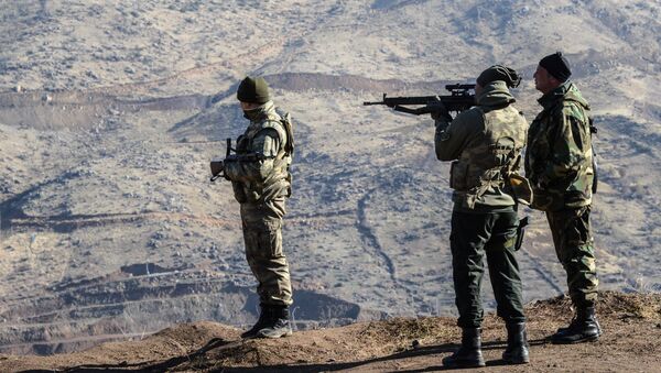 Военные осматривают территорию в месте обвала в шахте по добыче меди в Турции - Sputnik 日本