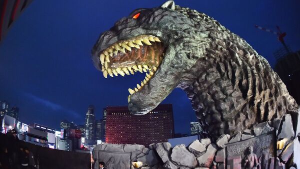 A life-size Godzilla head on a balcony of the eighth floor of Hotel Gracery Shinjuku - Sputnik 日本