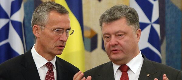 NATO Secretary General Jens Stoltenberg, left, and Ukrainian President Petro Poroshenko talk before the meeting with he media in Kiev, Ukraine, Tuesday, Sept. 22, 2015 - Sputnik 日本