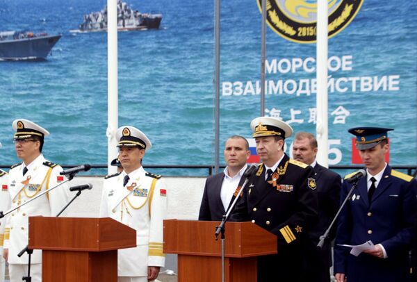 中国海軍のドゥ・ジンチェン副司令官（左から2人目）とロシア海軍のアレクサンドル・フェドチェンコフ副司令官（右から2人目）が演習の開幕を宣言した - Sputnik 日本