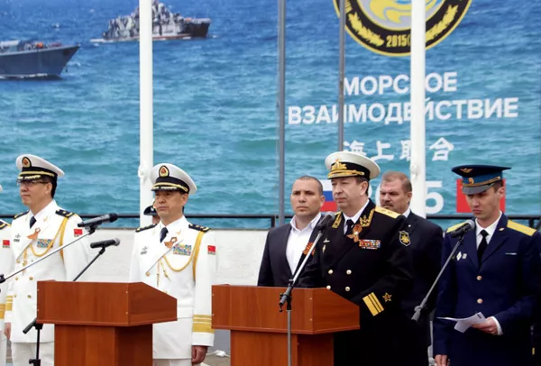 中国海軍のドゥ・ジンチェン副司令官(左から2人目)とロシア海軍のアレクサンドル・フェドチェンコフ副司令官(右から2人目)が演習の開幕を宣言した 中国海軍のドゥ・ジンチェン副司令官(左から2人目)とロシア海軍のアレクサンドル・フェドチェンコフ副司令官(右から2人目)が演習の開幕を宣言した - Sputnik 日本