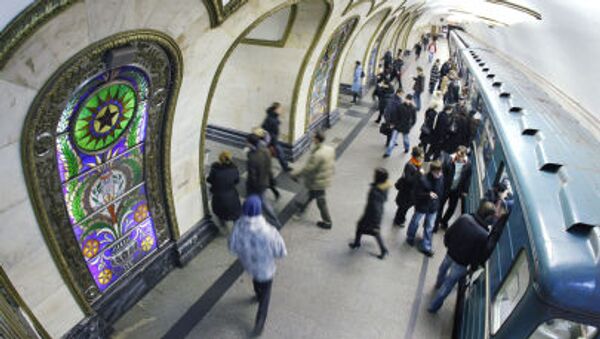 モスクワ地下鉄の女性職員、列車事故を防ぐ - Sputnik 日本