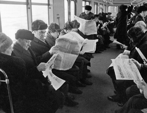新聞を読む乗客 - Sputnik 日本