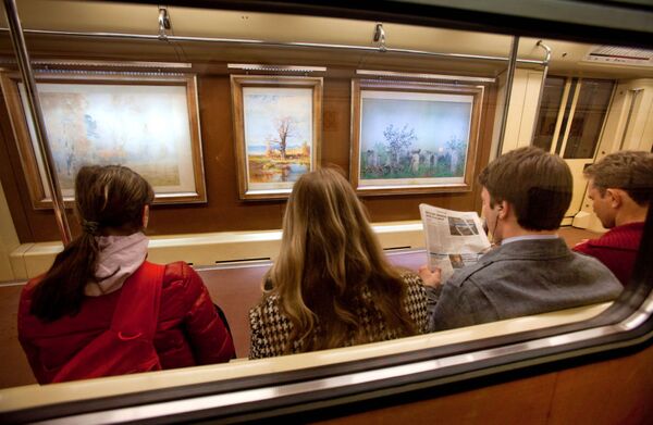 サンクトペテルブルグの国立ロシア美術館の絵画のレプリカを前に客車に座る乗客 - Sputnik 日本
