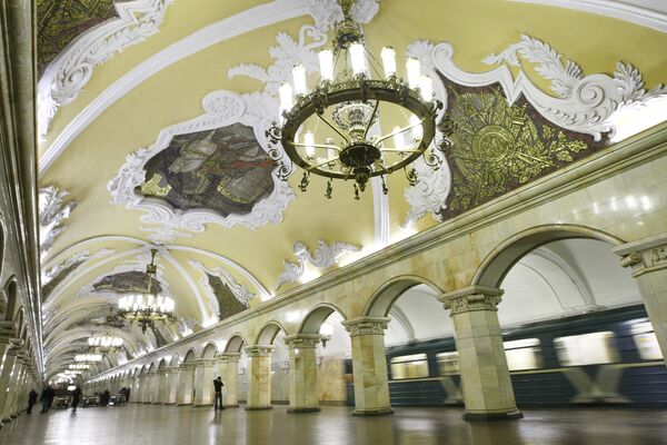 モスクワ地下鉄環状線の「コムソモリスカヤ」駅 - Sputnik 日本