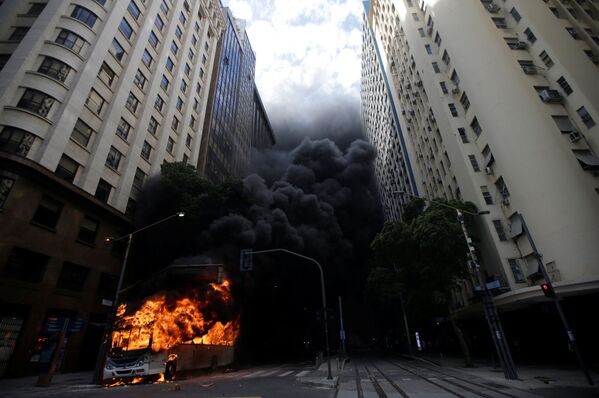 反政府デモの際、炎上するバス。リオデジャネイロにて - Sputnik 日本