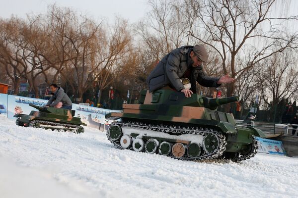 中国の暦の新年。電気式戦車のおもちゃに乗ってみる人々。北京にて - Sputnik 日本