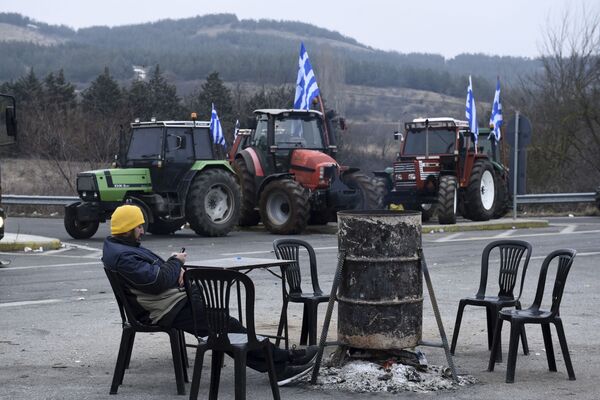 ギリシャの農夫がトラクターでギリシャとマケドニアの国境をふさいでいる - Sputnik 日本