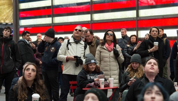 Люди смотрят трансляцию инаугурации Дональда Трампа на Таймс-сквер в Нью-Йорке - Sputnik 日本