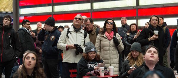 Люди смотрят трансляцию инаугурации Дональда Трампа на Таймс-сквер в Нью-Йорке Люди смотрят трансляцию инаугурации Дональда Трампа на Таймс-сквер в Нью-Йорке - Sputnik 日本