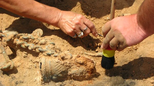 クリミア東部で古代の遺跡から呪文が記された黄金製のお守りが発掘 - Sputnik 日本