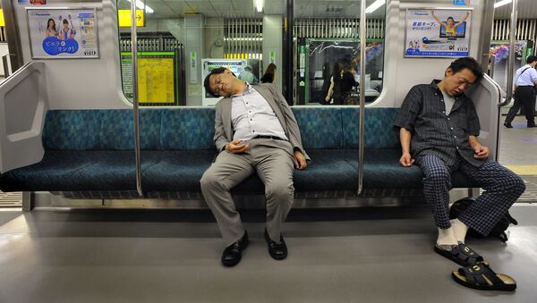 東京のメトロで寝ている乗客 - Sputnik 日本