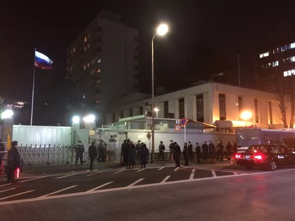 午後6時、ロシア大使館前の人影はまばら 午後6時、ロシア大使館前の人影はまばら - Sputnik 日本