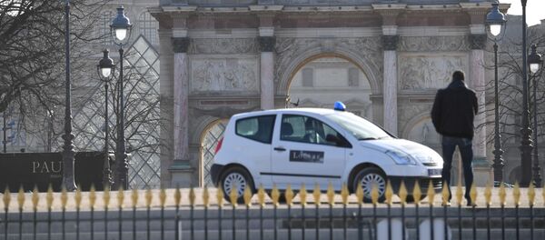 ルーブル美術館前広場から人々が避難 ルーブル美術館前広場から人々が避難 - Sputnik 日本