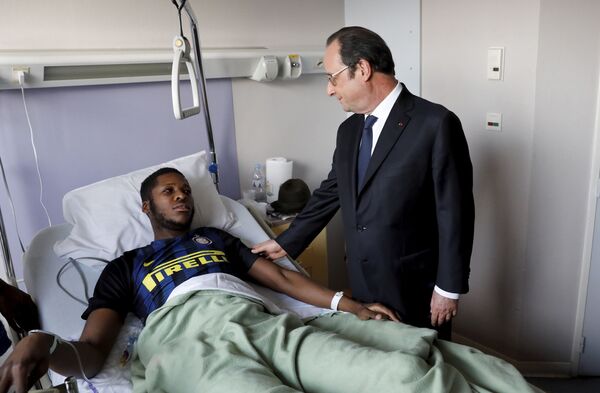 フランスの抗議デモー警官が取調べ中の男性を警棒で性的暴行の疑い【写真】 フランスの抗議デモー警官が取調べ中の男性を警棒で性的暴行の疑い【写真】 - Sputnik 日本