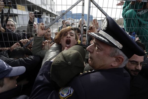 警官がアフガニスタンからの難民を制止、アテネ南部で - Sputnik 日本