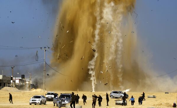 空爆後に爆発現場から避難所に逃げるパレスチナ人、ガザ地区で - Sputnik 日本