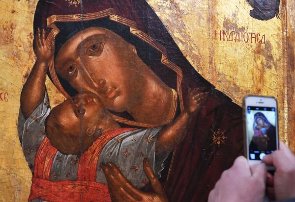 イコン「聖母と幼子」の写真を取る来場者 - Sputnik 日本