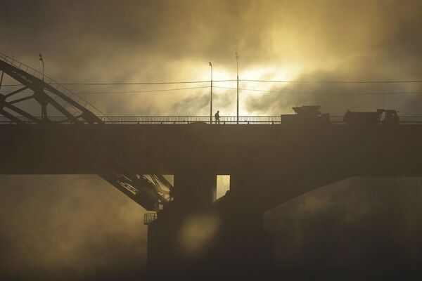 モスクワ川に架かる橋を通る人 - Sputnik 日本