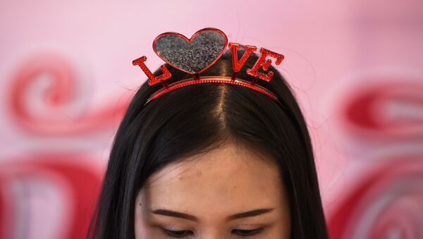 Сотрудница центрального почтового отделения района Love Village в Бангкоке во время приготовления свадебных документов для молодоженов - Sputnik 日本