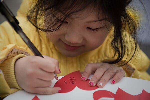 幼い少女がバレンタインのハートを書いている　北京 - Sputnik 日本