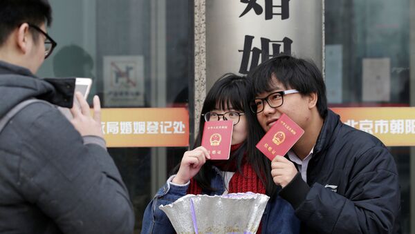 Молодожены после регистрации брака в День Валентина в Пекине - Sputnik 日本