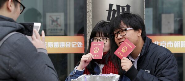 Молодожены после регистрации брака в День Валентина в Пекине Молодожены после регистрации брака в День Валентина в Пекине - Sputnik 日本