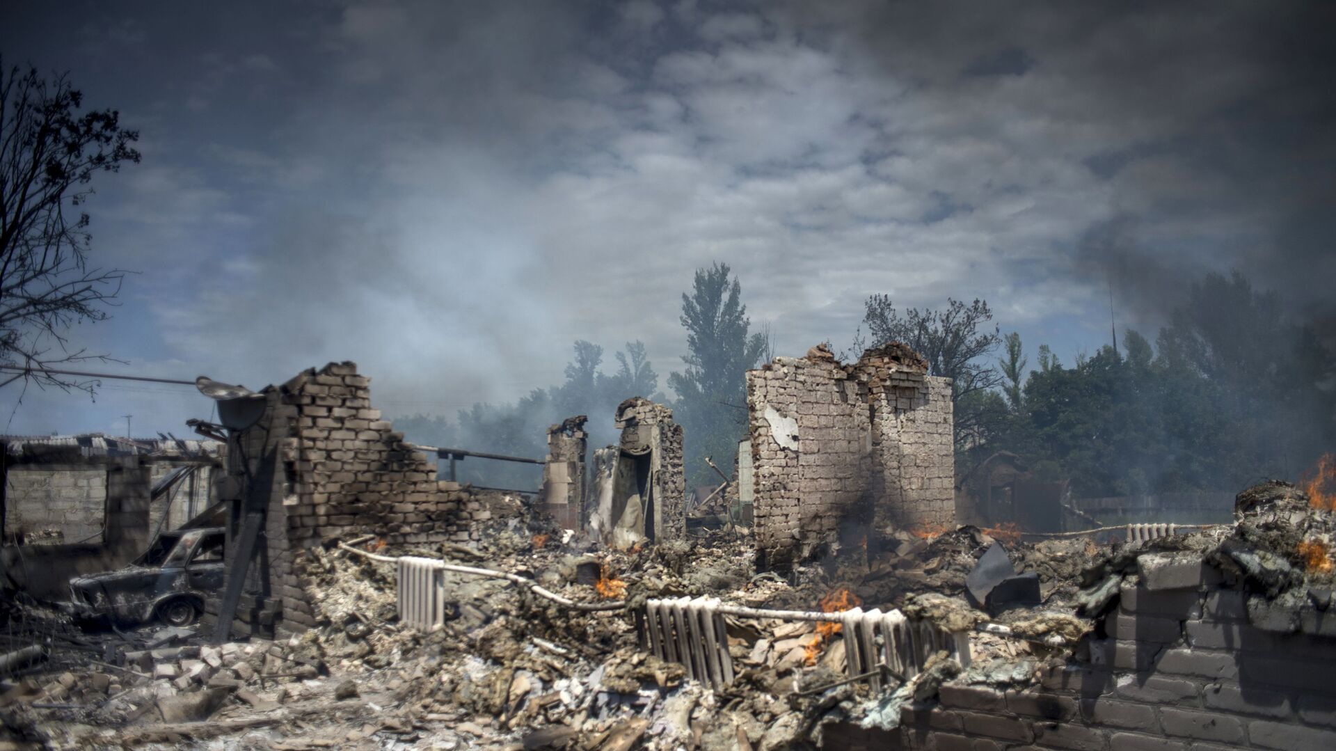 ウクライナ軍によるルハンスカ村への空爆で倒壊した家屋 - Sputnik 日本, 1920, 07.04.2023