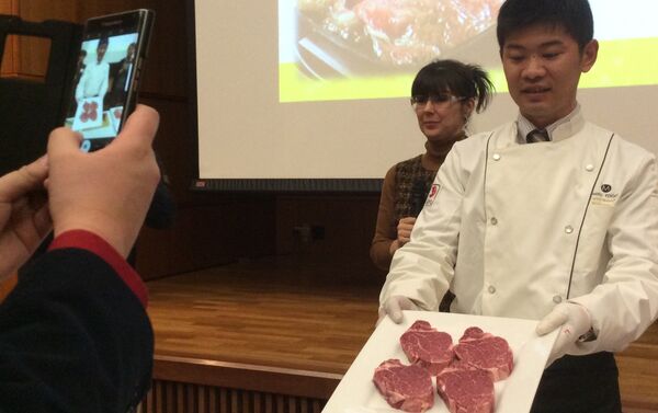 肉を撮影する人 - Sputnik 日本