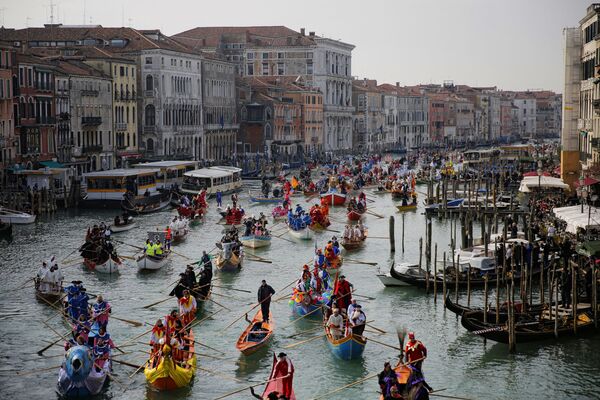 ヴェネツィアのカーニバル　カナル・グランデを漕ぎ行くカーニバルの参加者たち - Sputnik 日本