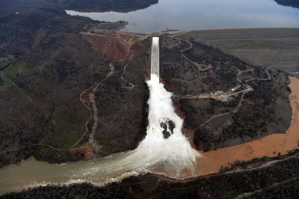 カリフォルニア、決壊の危険が迫ったオロビル湖ダム - Sputnik 日本
