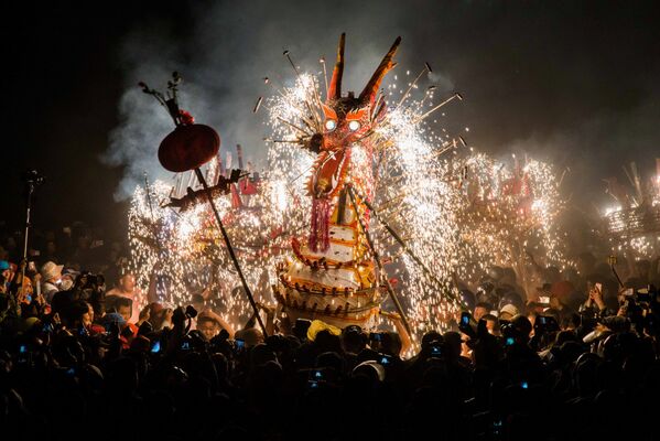 提灯、花火、クラッカーでできた竜、中国の提灯祭 - Sputnik 日本