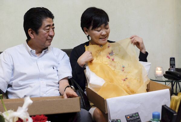 安倍首相と昭恵夫人 - Sputnik 日本