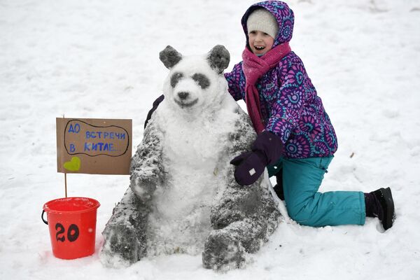 雪だるまと並ぶ女の子、「雪だるまのアート競技」モスクワ、青年ピオネール宮殿で - Sputnik 日本
