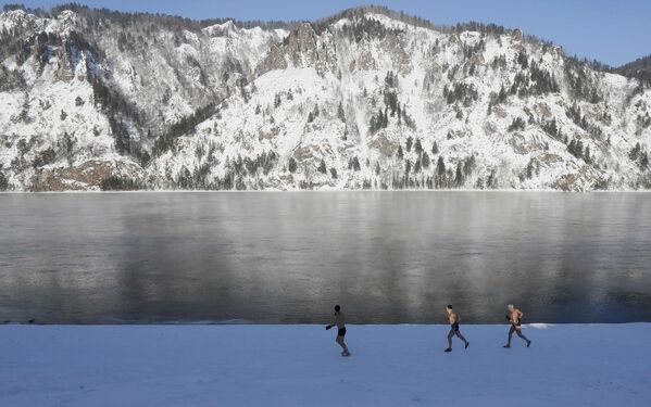 寒中水泳の愛好者たちが水に飛び込む前にジョギングでウォーミングアップ。 - Sputnik 日本