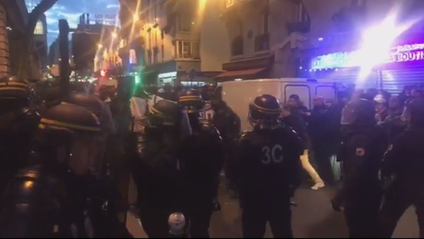 パリでデモ隊が警察を攻撃　【動画】 - Sputnik 日本