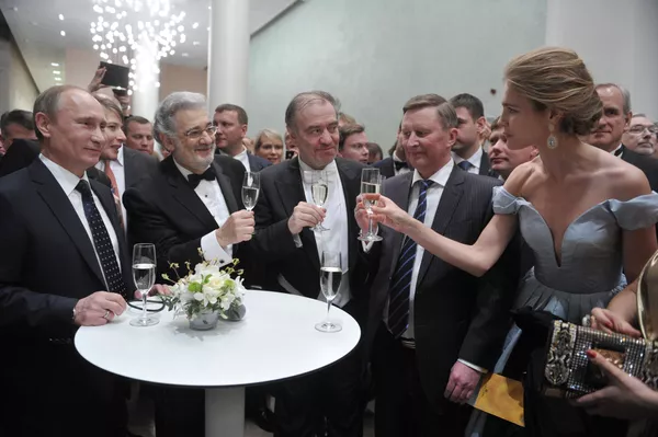 マリインスキー劇場でプーチン大統領と顔合わせしたナタリヤ・ヴォジャノヴァさん マリインスキー劇場でプーチン大統領と顔合わせしたナタリヤ・ヴォジャノヴァさん - Sputnik 日本