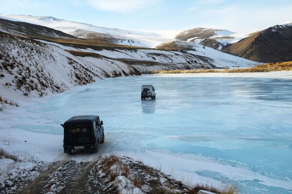アルタイ地方の凍った川の上の自動車 - Sputnik 日本