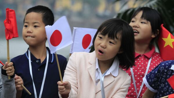 ベトナムと日本の旗を持っている子供たち - Sputnik 日本