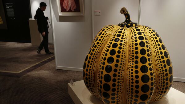 博物館の入館者がセルフィーをしようとして草間彌生さんの約８０万ドルの彫刻を壊す - Sputnik 日本