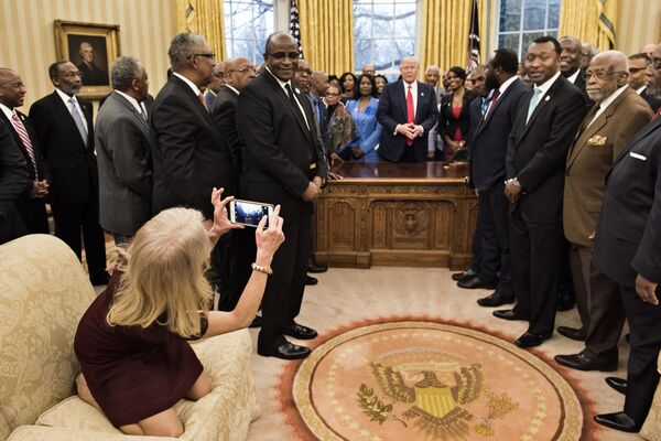 ホワイトハウスの大統領執務室で写真を撮るケリーアン・エリザベス・コンウェイ米大統領顧問。 - Sputnik 日本