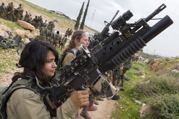 武器を手に訓練するイスラエルの女性戦士たち。 - Sputnik 日本