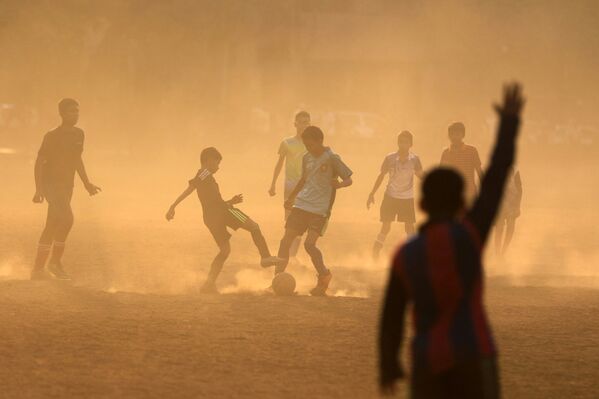 インドのムンバイでサッカーをする少年たち。 - Sputnik 日本